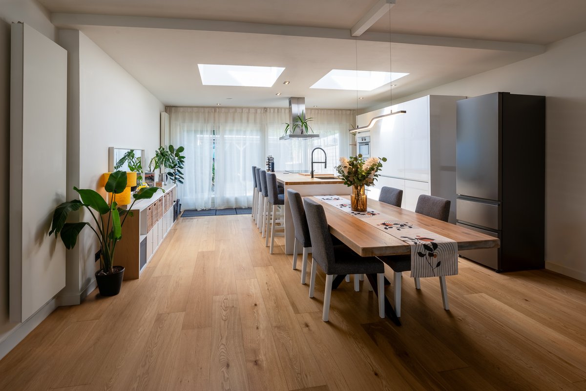Interieurfoto van een lichte woonkeuken met eettafel, voor vastgoedpresentatie