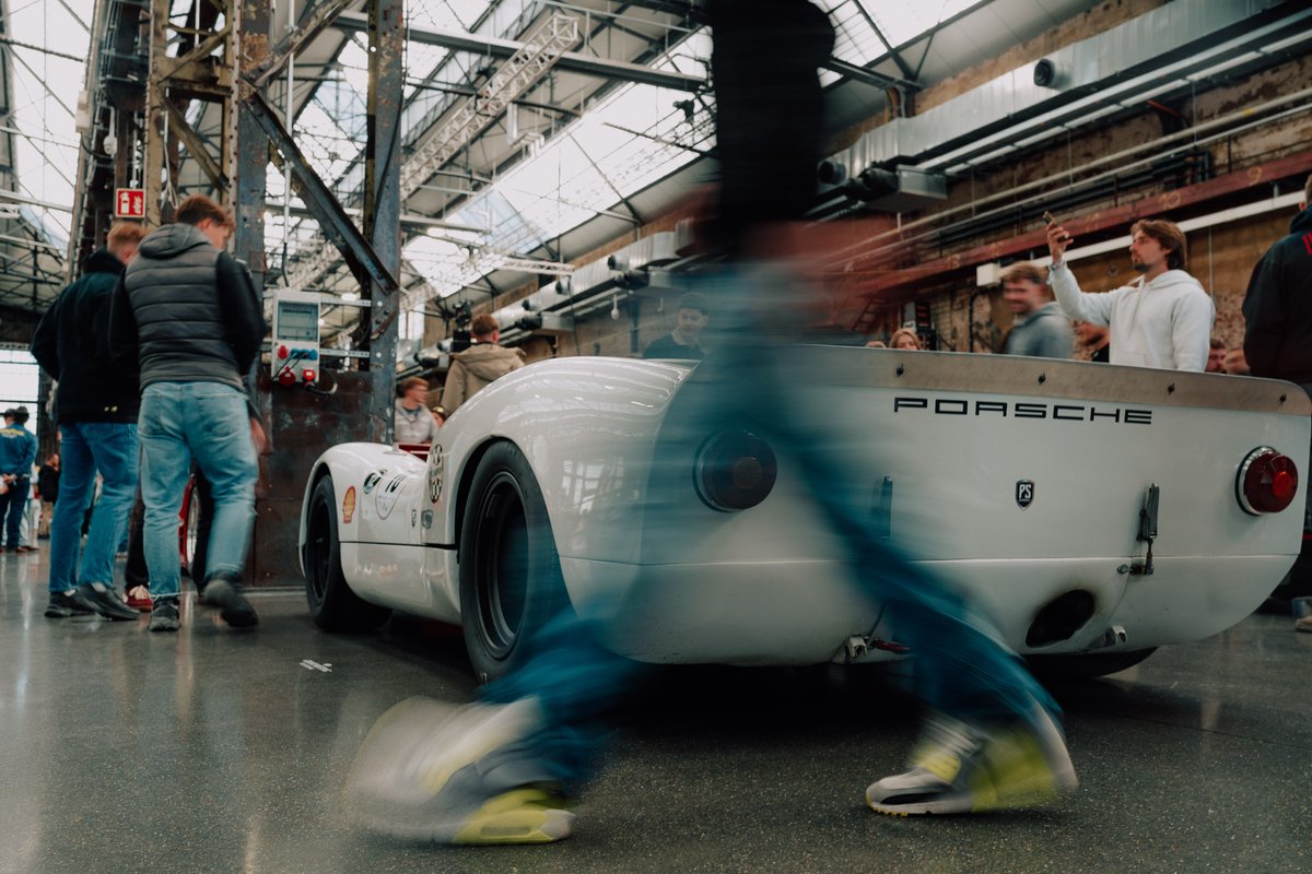 Eventverslag bij Ultrace: klassieke Porsche racewagen met bezoekers in beweging