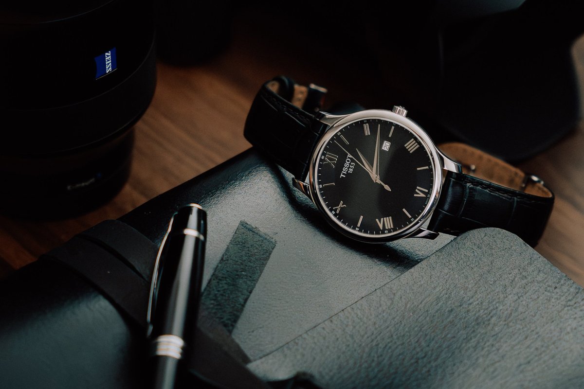 Productfotografie van een horloge met vulpen in donkere studiostijl